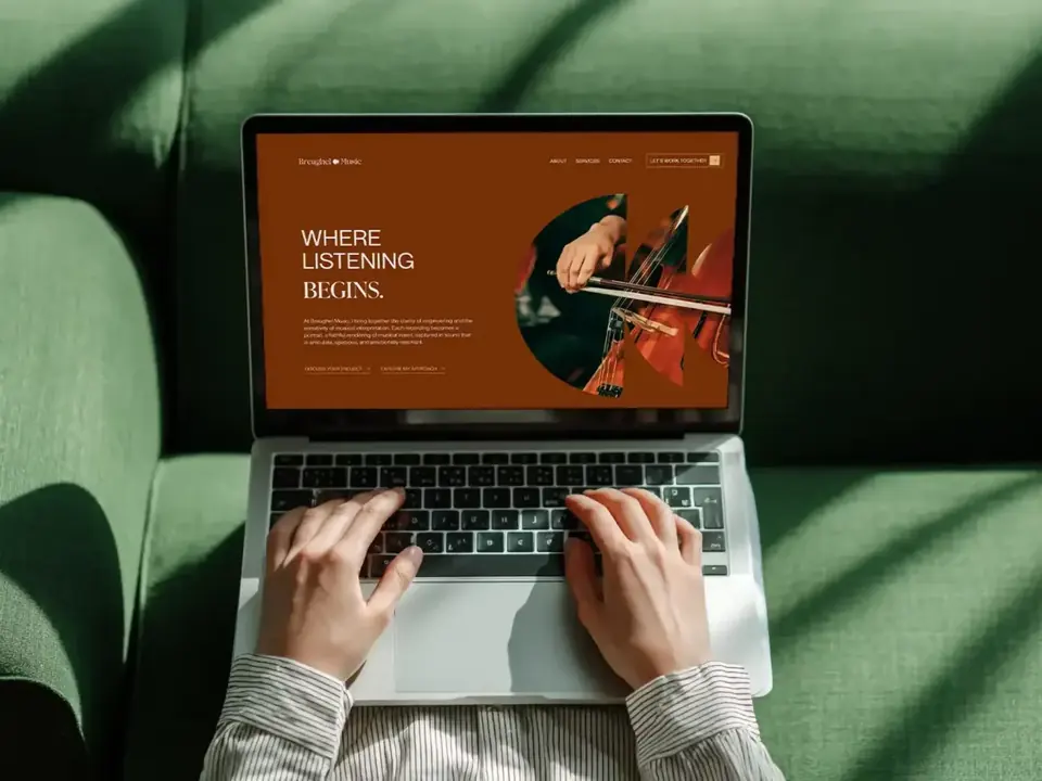 Website van Breughel Music op een laptop