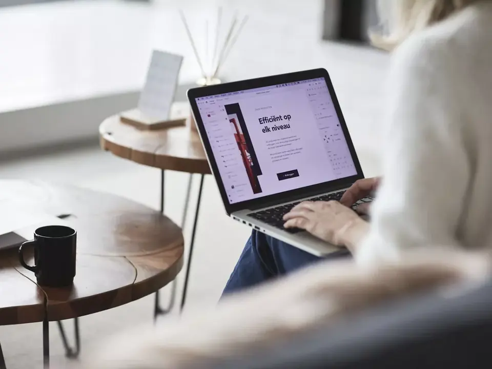 Website van Cluma op een laptop