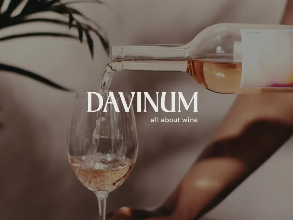 Branding van Davinum: logo op een wijnbeeld
