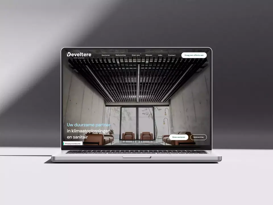 Website van Develtere op een laptop