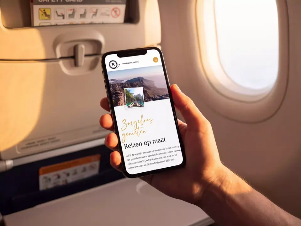 Website van Reiswinkeltje op een smartphone