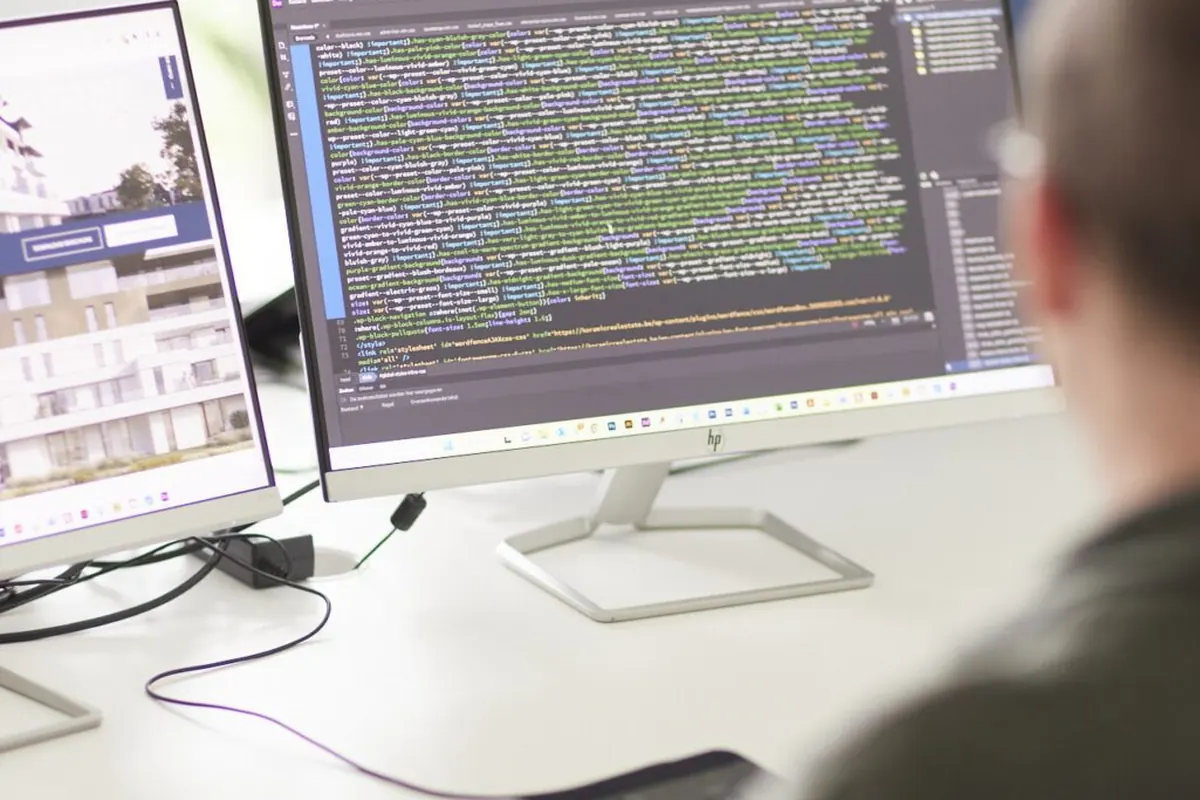 Medewerker van Hummingbirds aan een bureau met data op het scherm